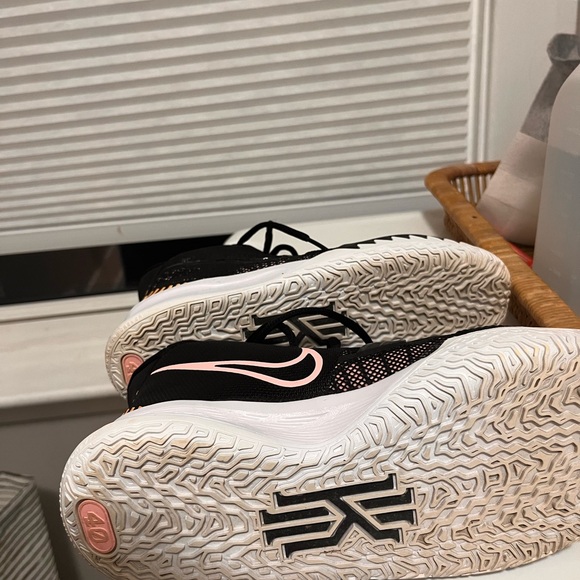 Nike Kyrie Sneakers - Picture 3 of 3